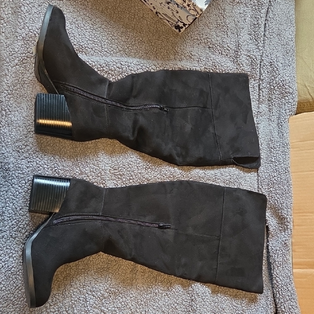 Sleek Black Heeled Boots for Women